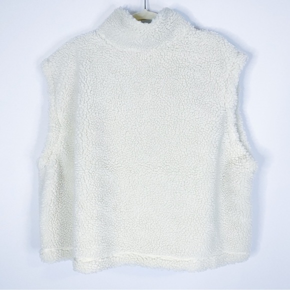 Nike - Sherpa Swoosh Vest - Picture 3 of 3